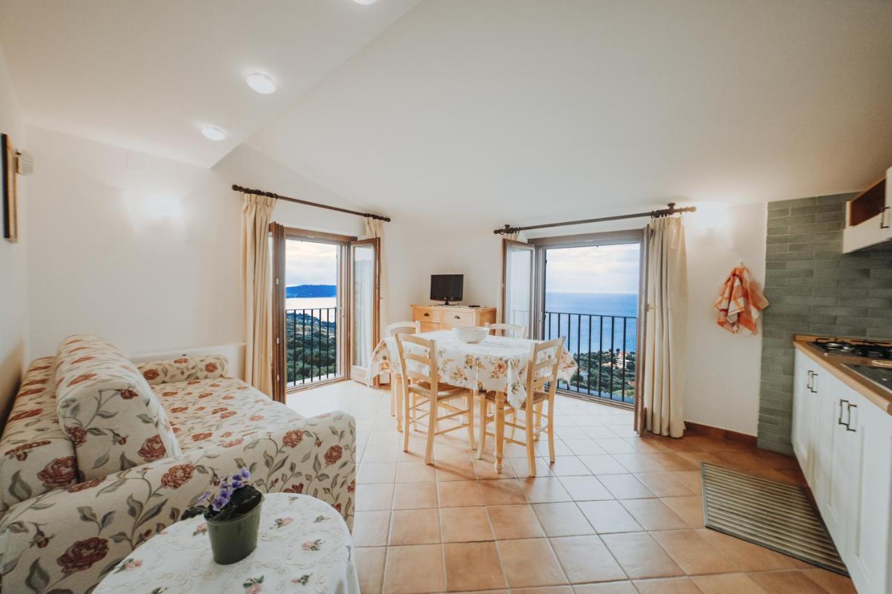 Residenza Golfo Degli Ulivi Aparthotel คาปริโอลิ ภายนอก รูปภาพ